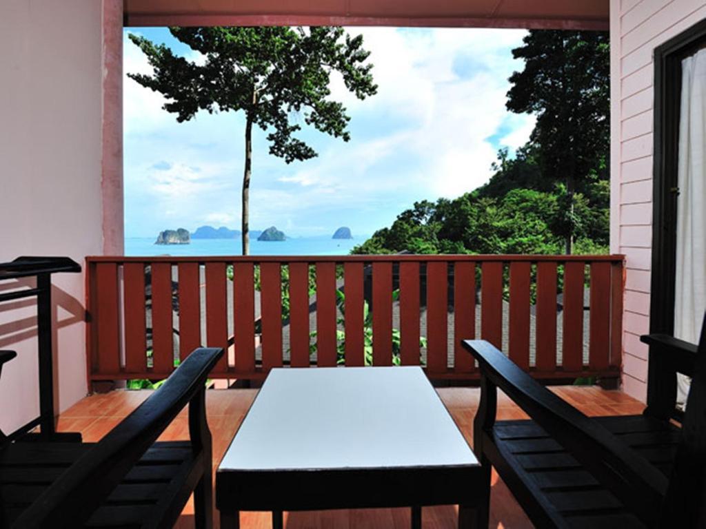 Koh Ngai Cliff Beach Resort Rom bilde
